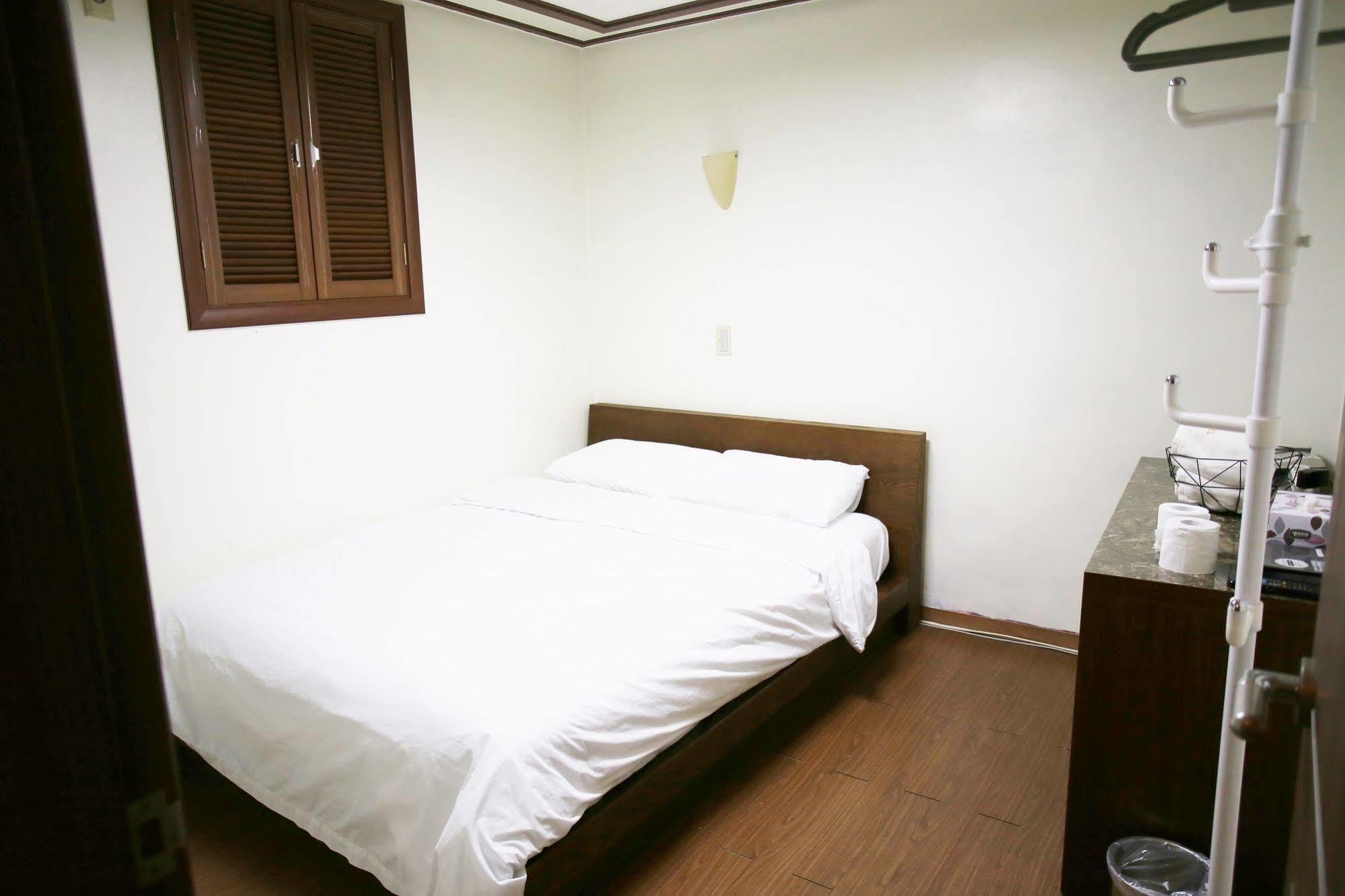 Sinchon Sisters Hostel Seoul Exterior foto